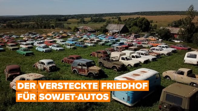 Zwischen zwei kleinen russischen Städten liegen Hunderte von sowjetischen Autos